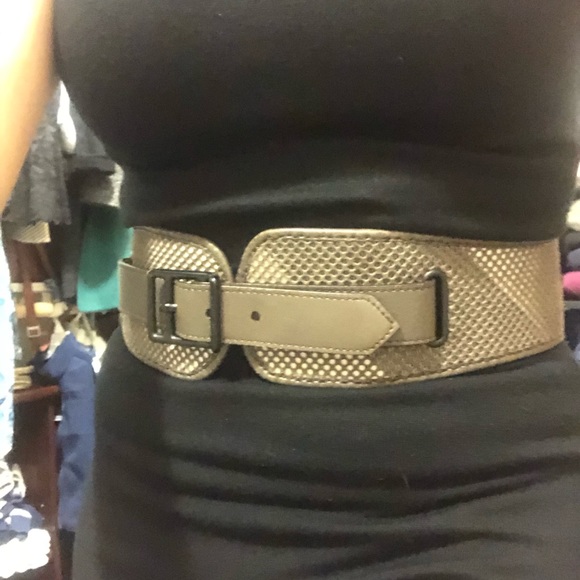 An authentic Burberry belt, statement pice flatters any style you add it to - Picture 2 of 10